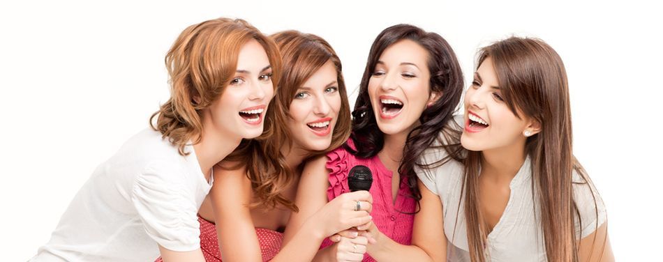 4 девушки поют в караоке